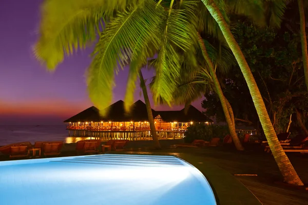 S bazénem a kavárnu na tropickém ostrově Malediv — Stock fotografie