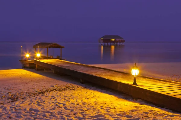 Steiger strand bij zonsondergang - Maldiven — Stockfoto