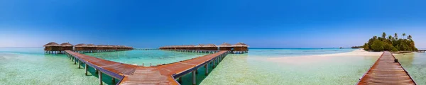 Bungalows sur les Maldives tropicales île — Photo