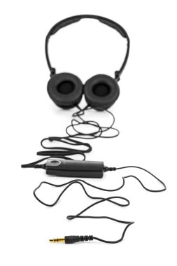 Beyaz arkaplanda izole kulaklıklar