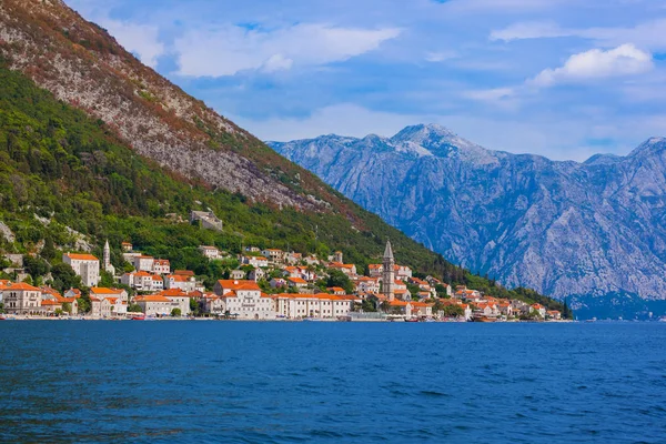 Pueblo Perast en la costa de la bahía de Boka Kotor - Montenegro — Foto de Stock
