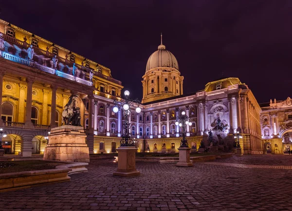 Královský palác v Budapešti v Maďarsku — Stock fotografie