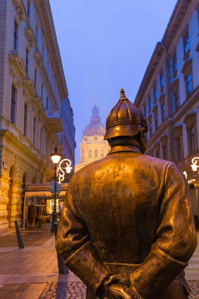 Estátua do policial em Budapeste Hungria — Fotografia de Stock