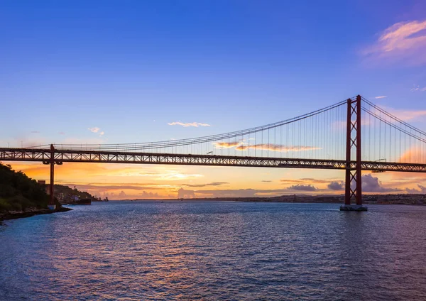 Lisboa y 25 de abril Puente - Portugal — Foto de Stock