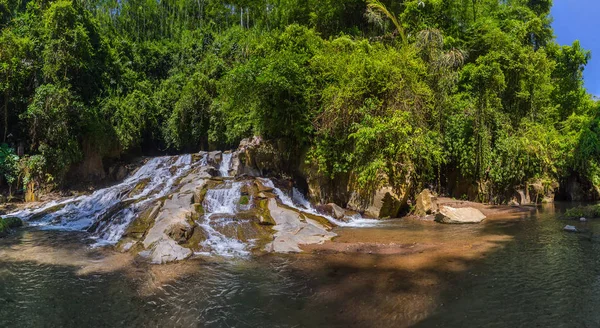 Zvonil Reng vodopád na ostrov Bali Indonésie — Stock fotografie