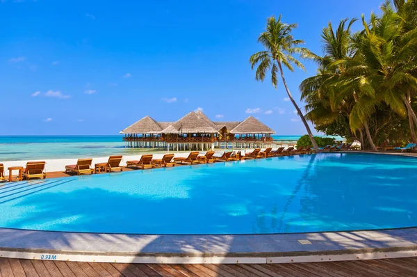 Piscina e caffè sulla spiaggia delle Maldive — Foto Stock