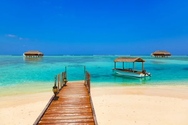 Barco y bungalow en la isla de Maldivas — Foto de Stock