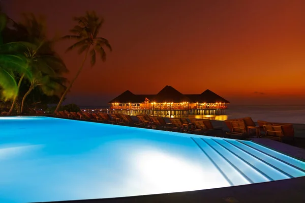 游泳池和热带马尔代夫岛上的咖啡馆 — 图库照片