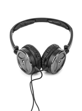 Beyaz arkaplanda izole kulaklıklar