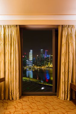 Otel odası ve Singapur görünümü