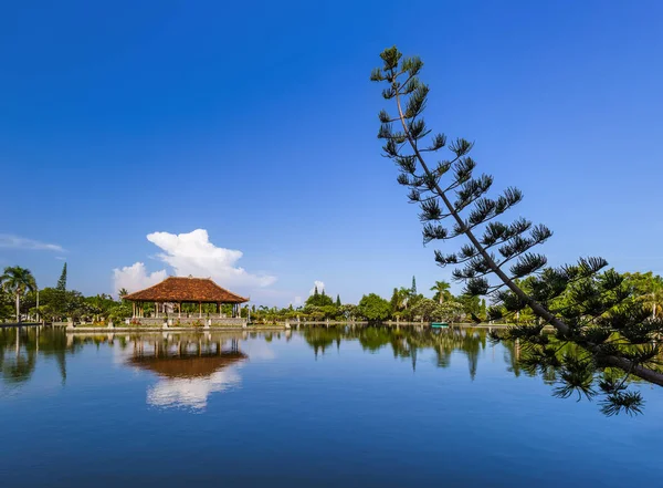 Водный дворец Тамань на индонезийском острове Бали — стоковое фото