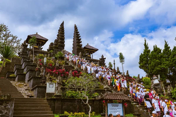 Bali indonesien - 26. april: gebete im pura besakih tempel am apr — Stockfoto