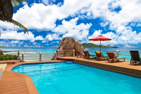 Zwembad op tropische strand - Seychellen — Stockfoto
