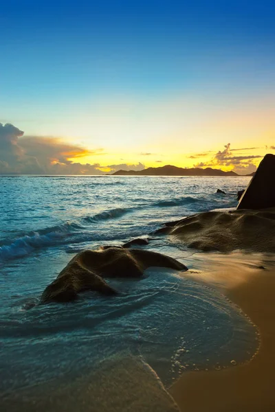 Tramonto sulla spiaggia Fonte D'Argent alle Seychelles — Foto Stock