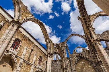 Yok edilen Carmo Church - Lizbon Portekiz kalıntıları