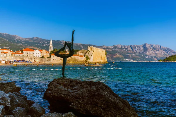 Estatua de bailarina y casco antiguo en Budva Montenegro — Foto de Stock