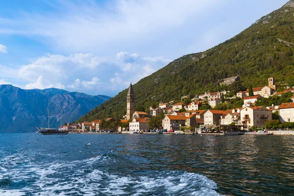 Pueblo Perast en la costa de la bahía de Boka Kotor - Montenegro —  Fotos de Stock