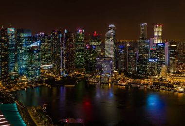 Singapur - 14 Nisan: Singapur şehir manzarası ve Marina Bay a