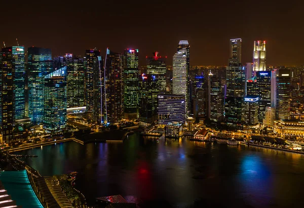Singapore - 14 April: Singapore city skyline och Marina Bay på A — Stockfoto