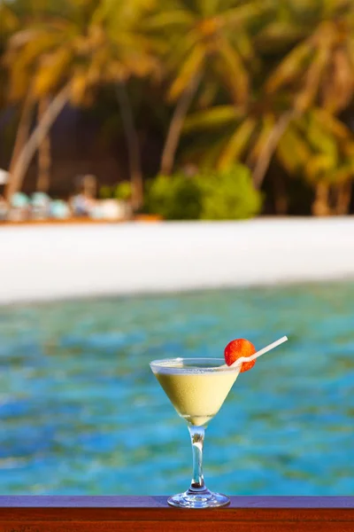 Fruit cocktail on Maldives beach — Stock Photo, Image