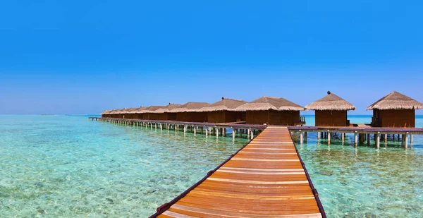 Bungalows on tropical Maldives island — Stock Photo, Image