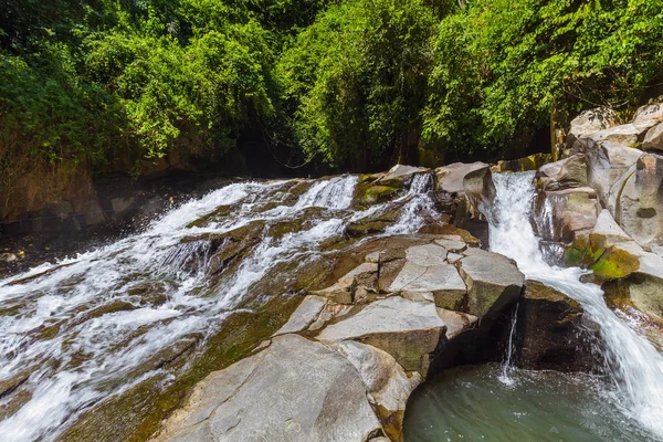 Zvonil Reng vodopád na ostrov Bali Indonésie — Stock fotografie