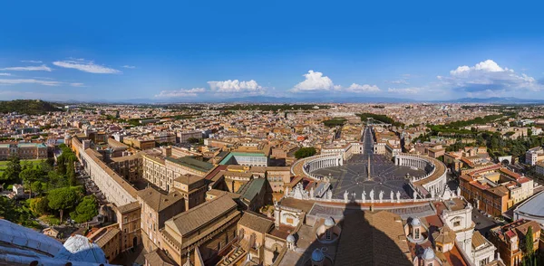 梵蒂冈-意大利罗马圣彼得斯教堂为视角 — 图库照片