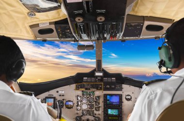 Pilotlar uçağın kokpit ve gün batımı