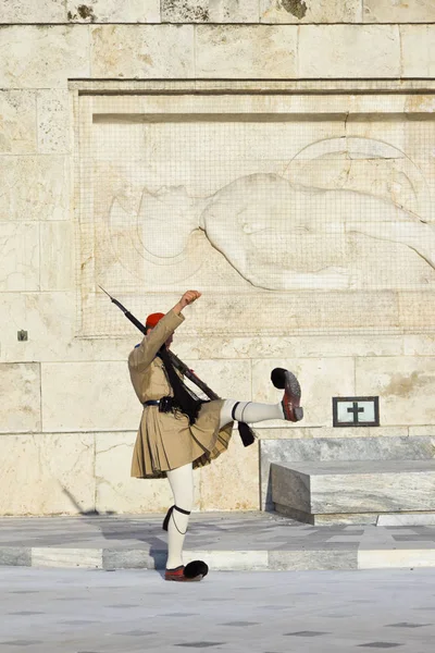 ATHENS, GREECE - AUGUST 14: Changing guards near parliament on S — Stock Photo, Image