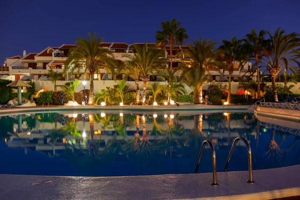 Piscina à noite — Fotografia de Stock