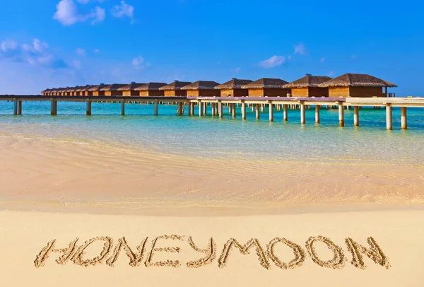 Слово медовий місяць на пляжі — стокове фото