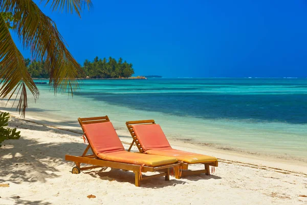 Chaise longue sur la plage des Maldives — Photo