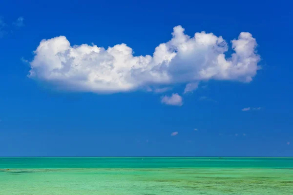 Felhő és a óceán - Maldív-szigetek — Stock Fotó