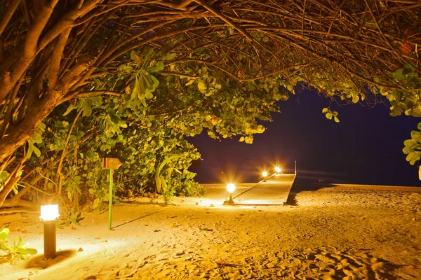 Přístavních mol pláž při západu slunce - Maledivy — Stock fotografie