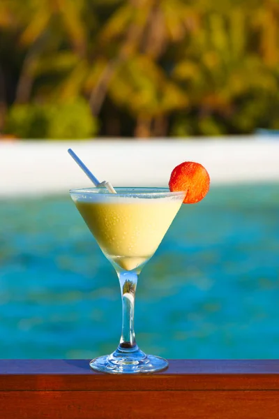 Cóctel de frutas en la playa de Maldivas — Foto de Stock