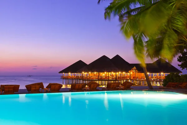 Pool and cafe on tropical Maldives island — Stock Photo, Image