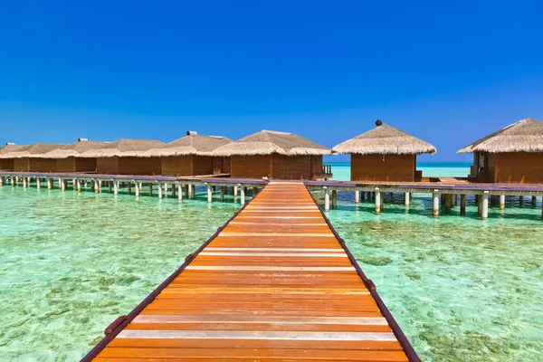 Water bungalows op tropisch eiland Maldiven — Stockfoto