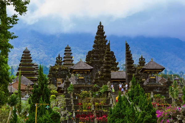 Bali Indonésie - 26. dubna: Lidé v chrámu Pura Besakih na Apri — Stock fotografie