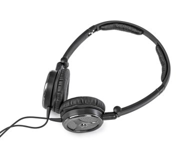 Beyaz arkaplanda izole kulaklıklar