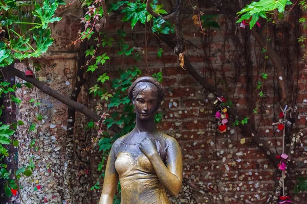 Estatua de Julieta en su casa Patio trasero en Verona Italia — Foto de Stock