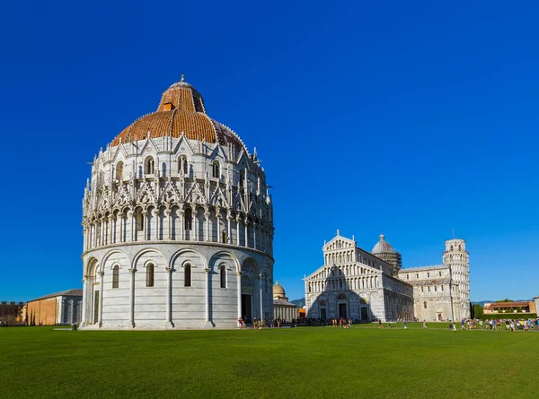 Βασιλική και ο Πύργος της Πίζας στην Ιταλία Πίζα — Φωτογραφία Αρχείου