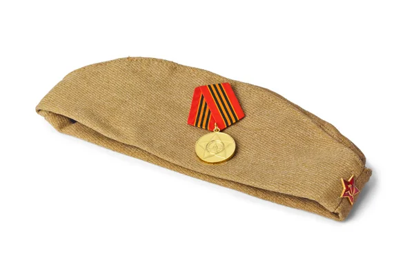सोव्हिएत सैन्य सैनिक फॉरेज-कॅप आणि पदक — स्टॉक फोटो, इमेज