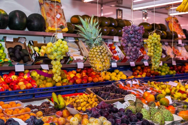 Früchte im Geschäft - Lebensmittel Hintergrund — Stockfoto