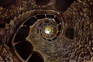 Başlangıç Kuyusu Quinta da Regaleira 'da Sintra Portekiz