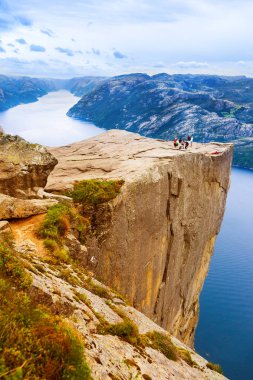 Cliff Preikestolen fiyort Lysefjord - Norveç içinde