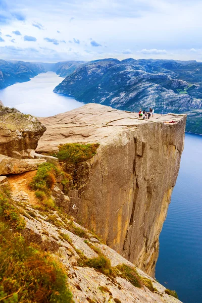フィヨルド リーセ フィヨルド ・ ノルウェーで崖 Preikestolen — ストック写真