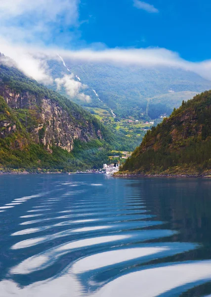 Golven in Geiranger fjord - Noorwegen — Stockfoto