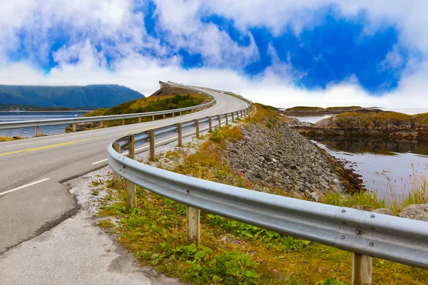 Ponte famosa na estrada do Atlântico na Noruega — Fotografia de Stock