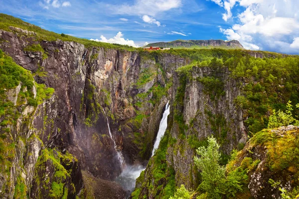 Vodopádem Voringfossen v Norsku Hardanger — Stock fotografie