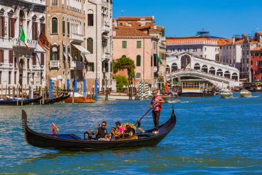 Venice, İtalya - 22 Ağustos 2016: Turist binmek gondol R yakınındaki
